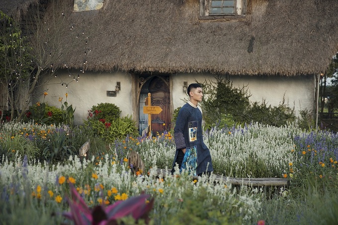 Xuân Bắc cùng hai con trai catwalk giữa vườn hoa